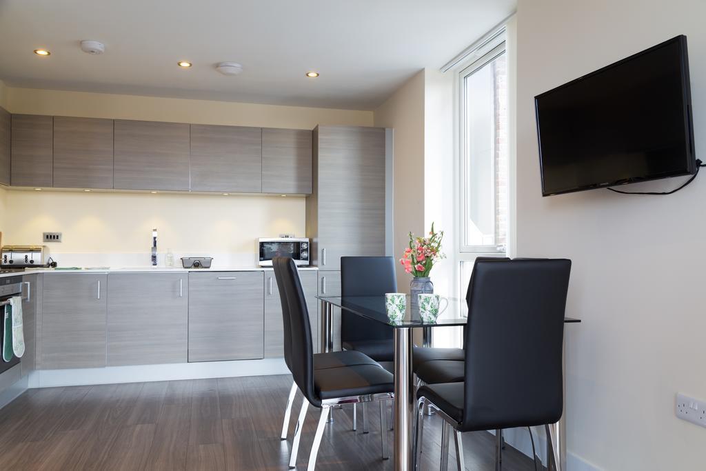 Contemporary & Homely Penthouse, 2 Mins Walk From Cambridge Station, Lift Access, Secured Gated On-Site Parking, Self Check-In, Super Fast Wifi, Terrace & Sleeps 6 Εξωτερικό φωτογραφία