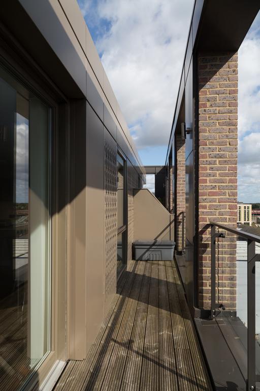 Contemporary & Homely Penthouse, 2 Mins Walk From Cambridge Station, Lift Access, Secured Gated On-Site Parking, Self Check-In, Super Fast Wifi, Terrace & Sleeps 6 Εξωτερικό φωτογραφία